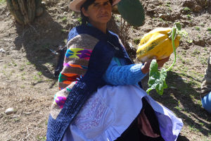Peru Bäuerin mit gelbem Kürbis